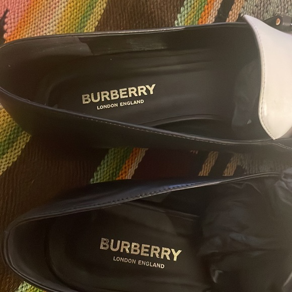 NIB , Auth Burberry Black & white Calf tuxedo GORGEOUS 🎉  Flats Loafer’s  ❤️ - Picture 10 of 14